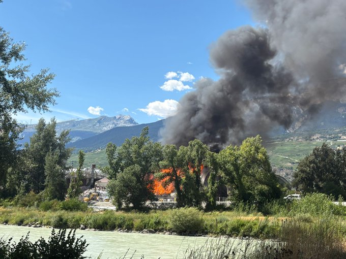 Brand in UvrierKapo Wallis: Gebiet weiträumig meiden