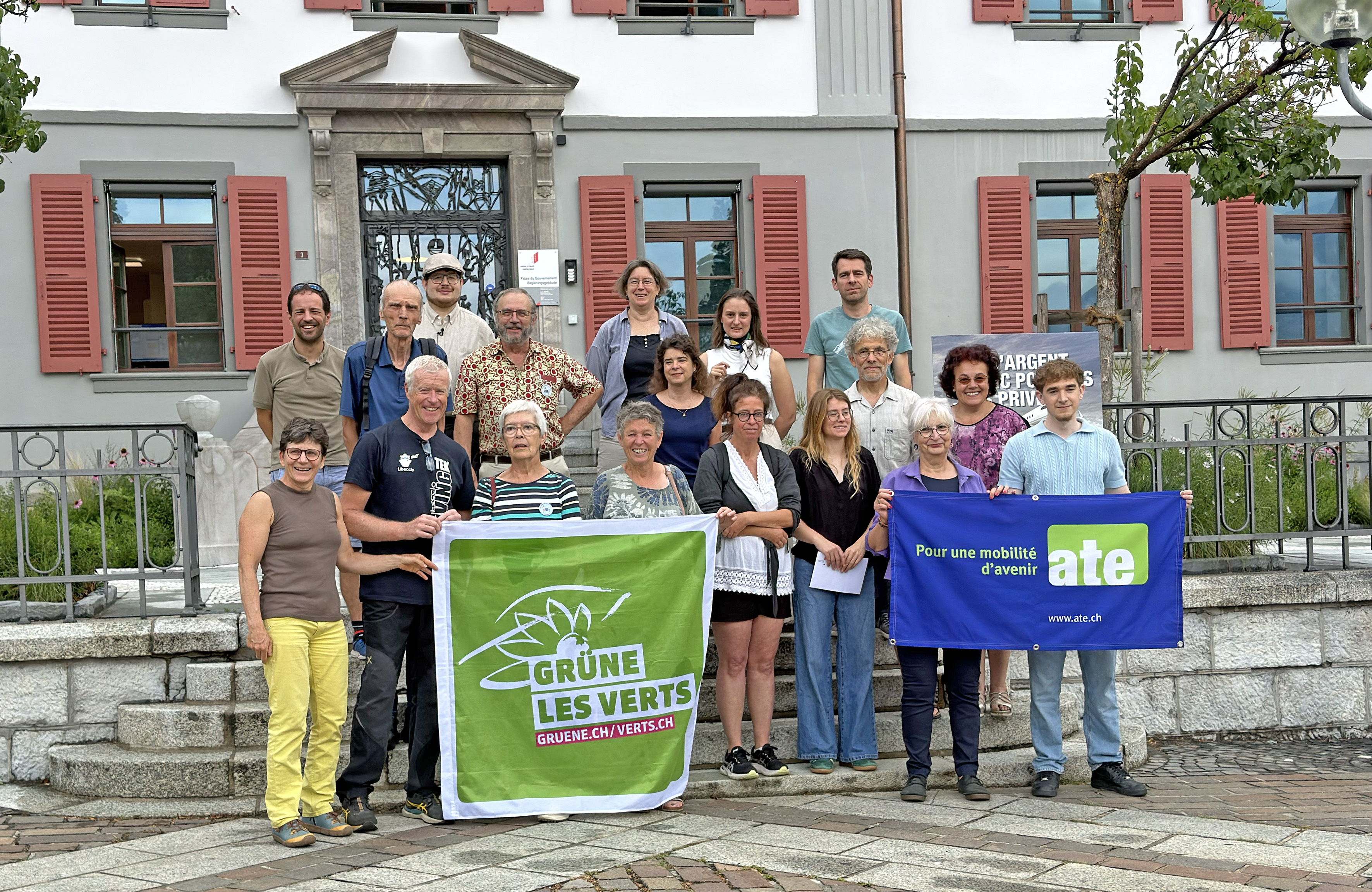 Einreichung des Referendums gegen das «Gesetz über die Gesellschaft für die Verwaltung und den Betrieb des Flughafens Sitten»Mehr als 3'800 beglaubigte Unterschriften eingereicht