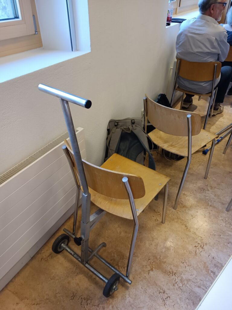 Gut besuchte Versammlung: Bis auf die letzten Stühle alles weg. 