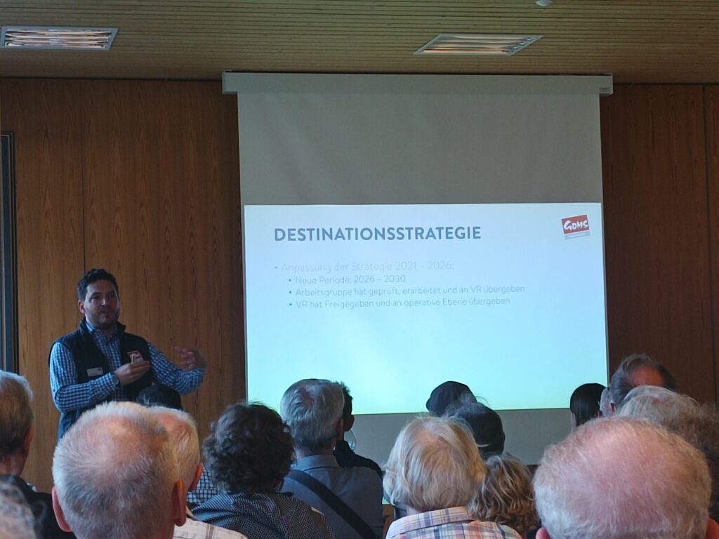 Samuel Hofmann führte souverän durch die Veranstaltung für die Zweitwohnungsbesitzer. 