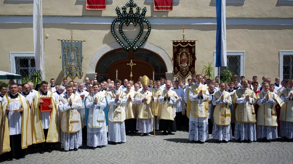 Pius-Bruderschaft weihte 4 Priester, Papst exkommuniziert alleWegen Messe und Priesterweihe im Wallis: 600.000 exkommuniziert