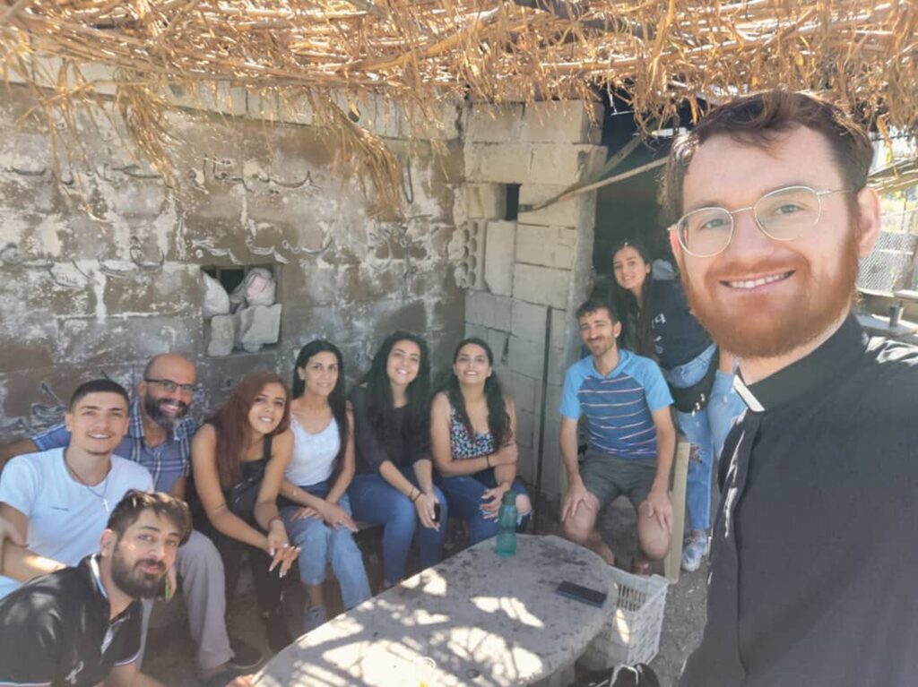 Pater Gerald mit Jugendlichen in Syrien