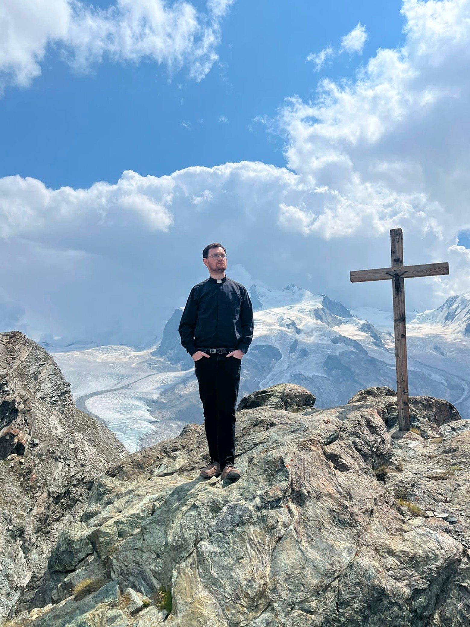 Anlässe von Kirche in Not in Zermatt / Täsch / Randa / Brig und BellwaldJunger Pater zu Gast im Wallis