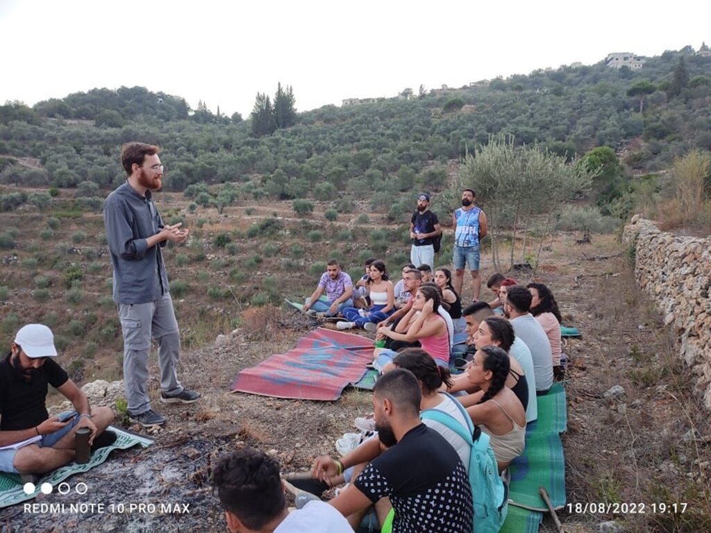 Pater Gerald mit Jugendlichen auf dem Land in der Umgebung von Homs
