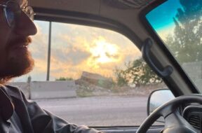 3) Pater Gerald beim Autofahren in Syrien