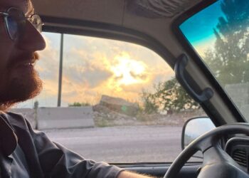 Pater Gerald beim Autofahren in Syrien