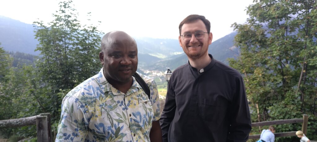 Pfr. Dr. Augustine Asogwa mit P. Gerald in Bellwald