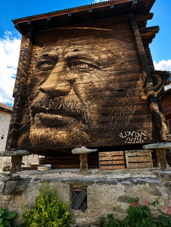 Kunstprojekt in Nendaz mit Antoine Guignard / LPVDA4 monumentale Wandbilder auf verschiedenen Scheunenfassaden