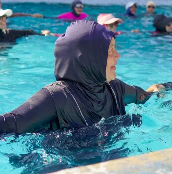 Burkinis in Walliser SchwimmbändernSVPO: "Unser Land, unsere Regeln"
