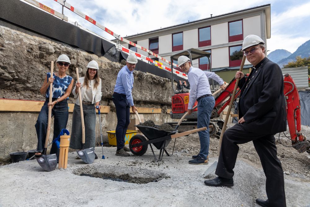 Renovierung und Erweiterung des Lycée-Collège de St-MauricePolitiker bei Grundsteinlegung