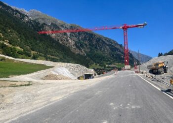 Kantonsstraße zwischen Le Fregnoley und LourtierBau der letzten 25 Meter an der Schutzgalerie hat begonnen