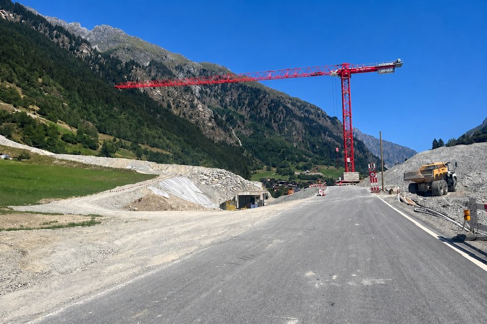 Kantonsstraße zwischen Le Fregnoley und LourtierBau der letzten 25 Meter an der Schutzgalerie hat begonnen