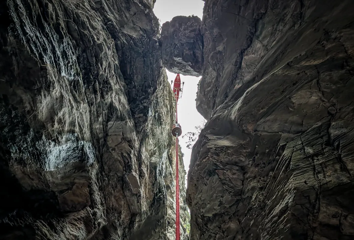 Hochpräzise Longline-Rettung der Air Zermatt: 3 Personen aus tiefer, enger Schlucht gerettetRettungsspezialist 48 Meter tief in enge Schlucht abgesenkt