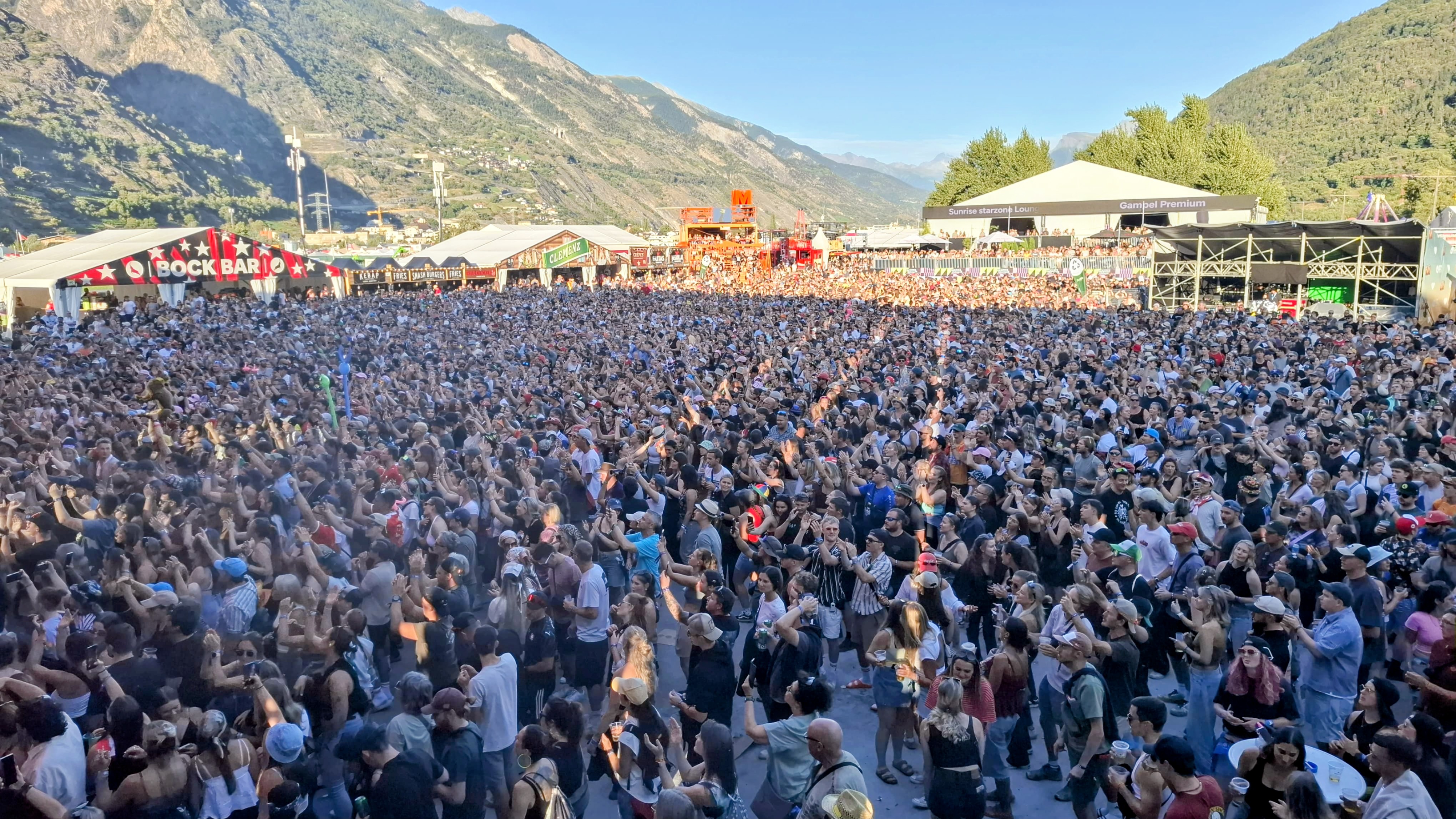 Gampel Openair 2026Coiffeur und Plüschkamel