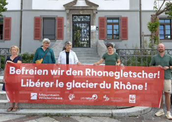 Übergabe von 10’066 Unterschriften an Staatsrat Franz Ruppen5 Umweltorganisationen wenden sich wegen Eisgrotte an den Umweltminister
