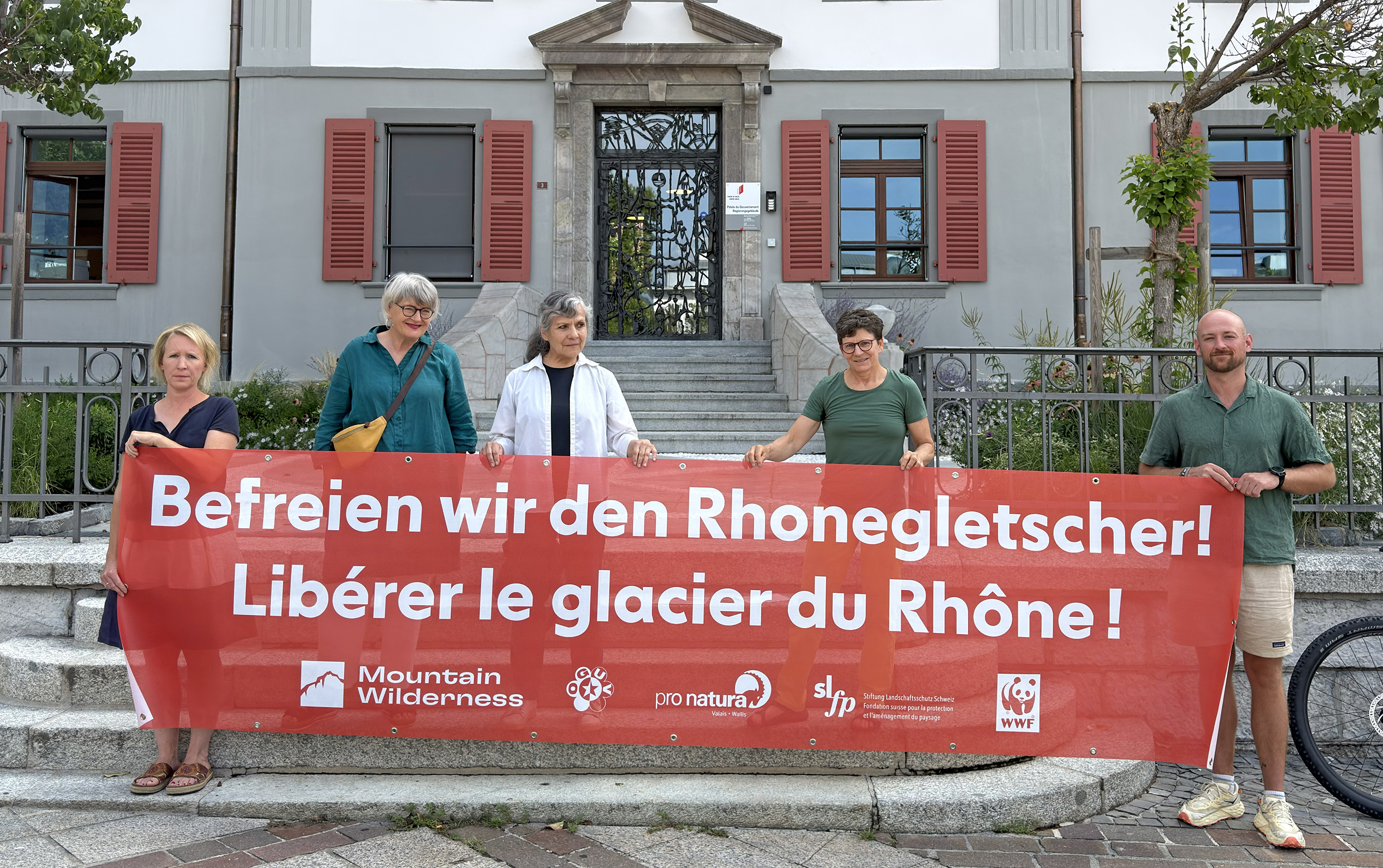 Übergabe von 10’066 Unterschriften an Staatsrat Franz Ruppen5 Umweltorganisationen wenden sich wegen Eisgrotte an den Umweltminister