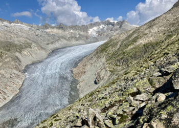 Eisgrotte am RhonegletscherDer Gletscher schmilzt, die Blachen bleiben