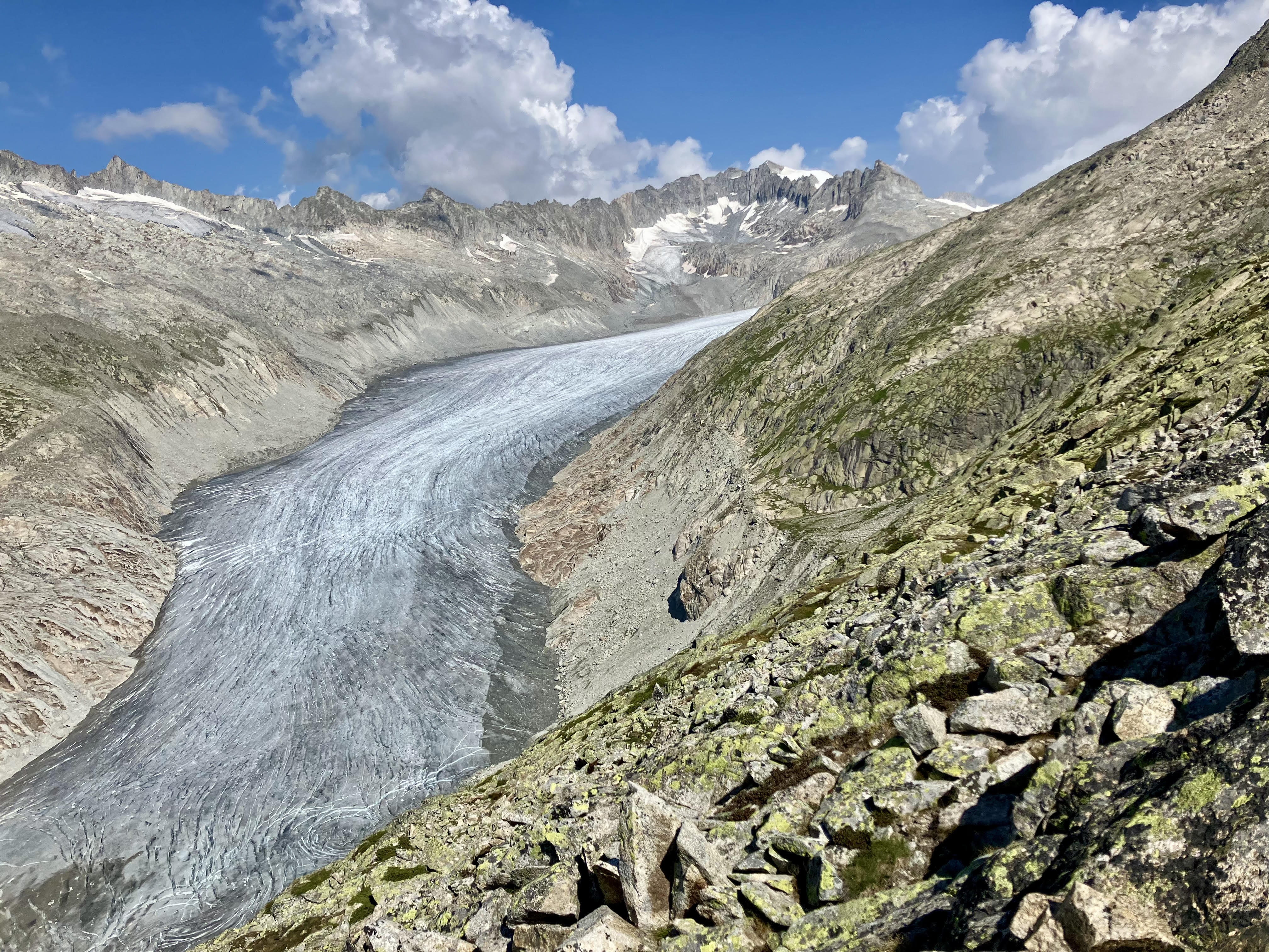 Eisgrotte am RhonegletscherDer Gletscher schmilzt, die Blachen bleiben