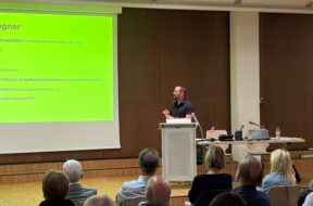 neo_Parteiversammlung_082026_Referent Jonas Regotz