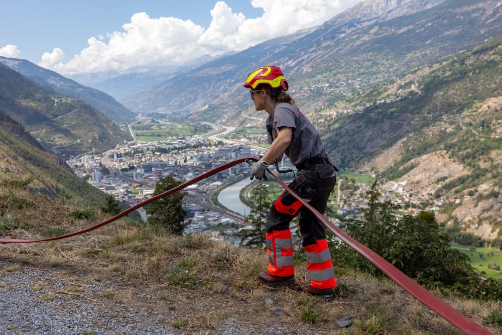 Interkantonale Zusammenarbeit bei der Waldbrandbekämpfung im Wallis geübtGroße Feuerwehrübung zu Waldbradbekämpfung