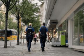 ttt.Kantonspolizei-Symbolbild Polizisten Fußgängerzone