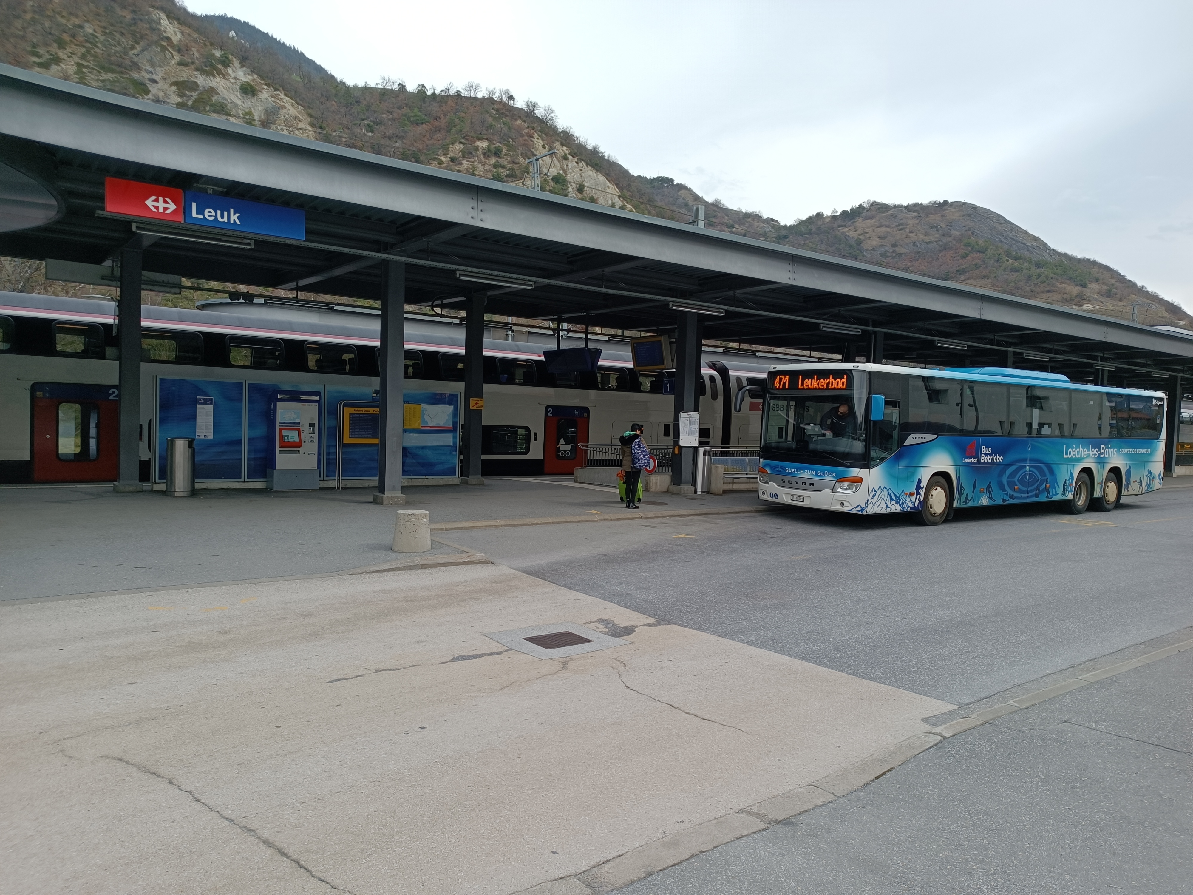 Bus auf Strecke zwischen Leuk und Leukerbad Hang hinuntergestürztAnspruchsvolle Bergung im Steilhanggelände