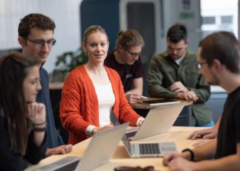 FFHS übernimmt Aus- und Weiterbildung künftiger ziviler Cyber-Fachkräfte der Gruppe Verteidung