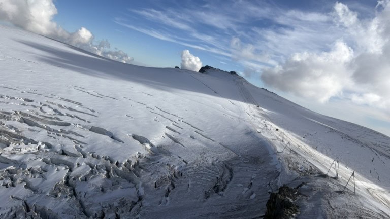 Zermatt: Mann stirbt bei Sturz in GletscherspalteBeim Klein-Matterhorn-Gletscher tödlich verunglückt