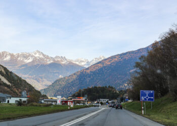 A21 Sembrancher: Neue Fahrradstreifen westlich von SembrancherVelostreifen im Kreisel für die Erhöhung der Verkehrssicherheit