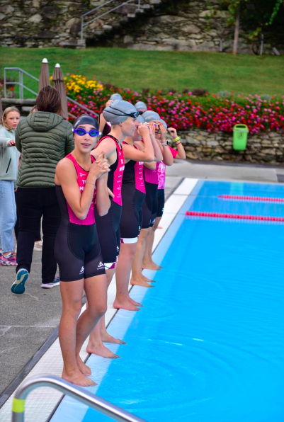 Damen und Juniorinnen vor dem Schwimmstart. Gerade bei jungen Frauen findet der Mehrfachsport wachsende Beliebtheit.