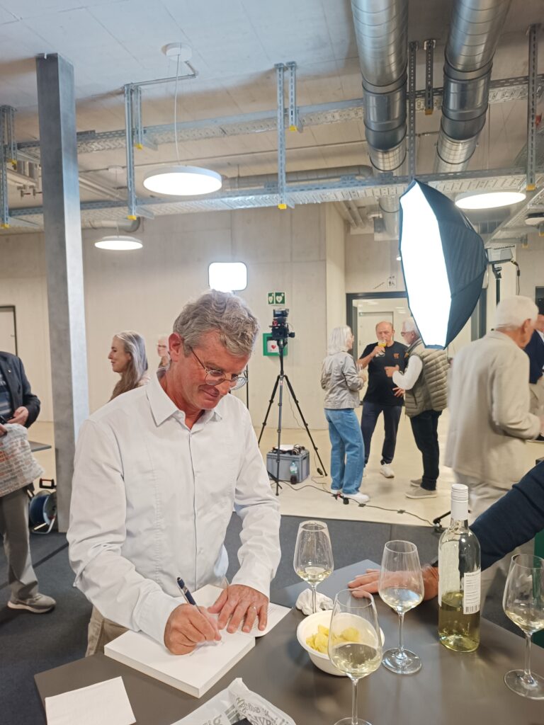Autor Thomas Renggli gibt Autogramme bzw. signiert Exemplare der Erstausgabe seines Buches. 