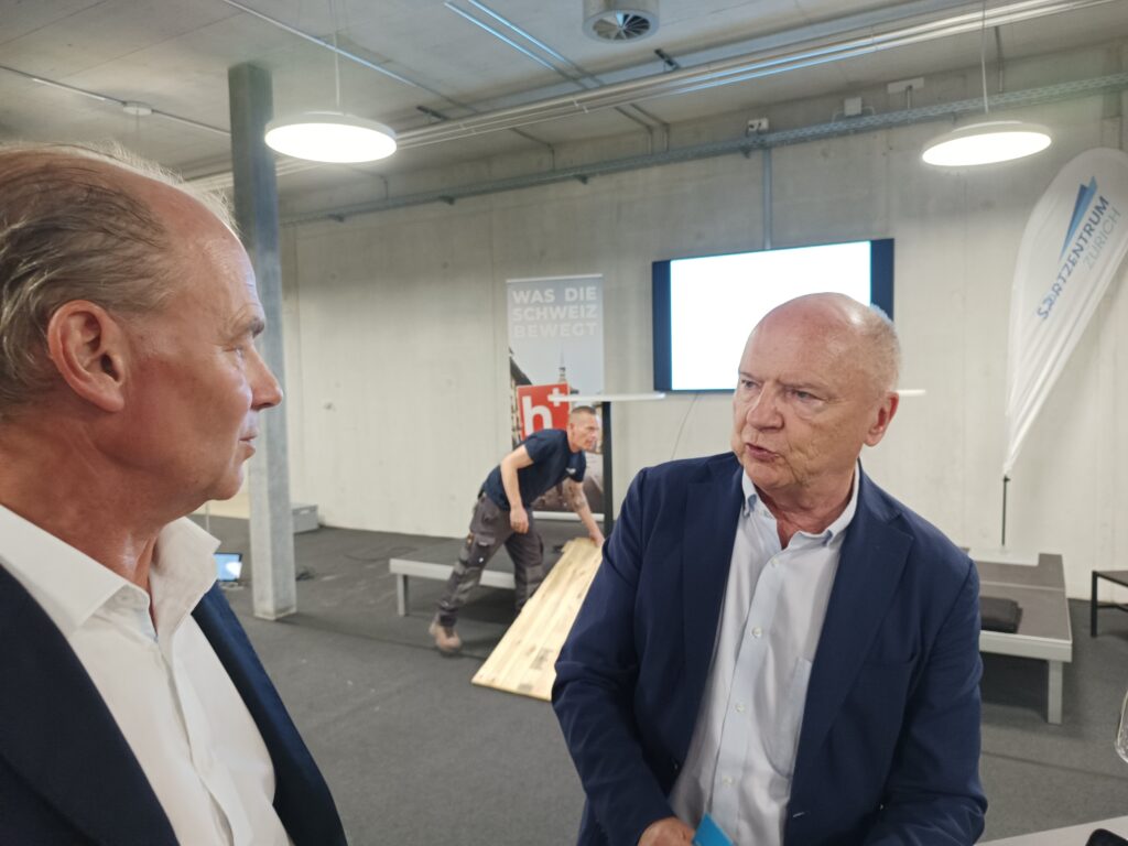  Peter Marti (rechts im Bild) stellt sich den Fragen von Alex Gantner.