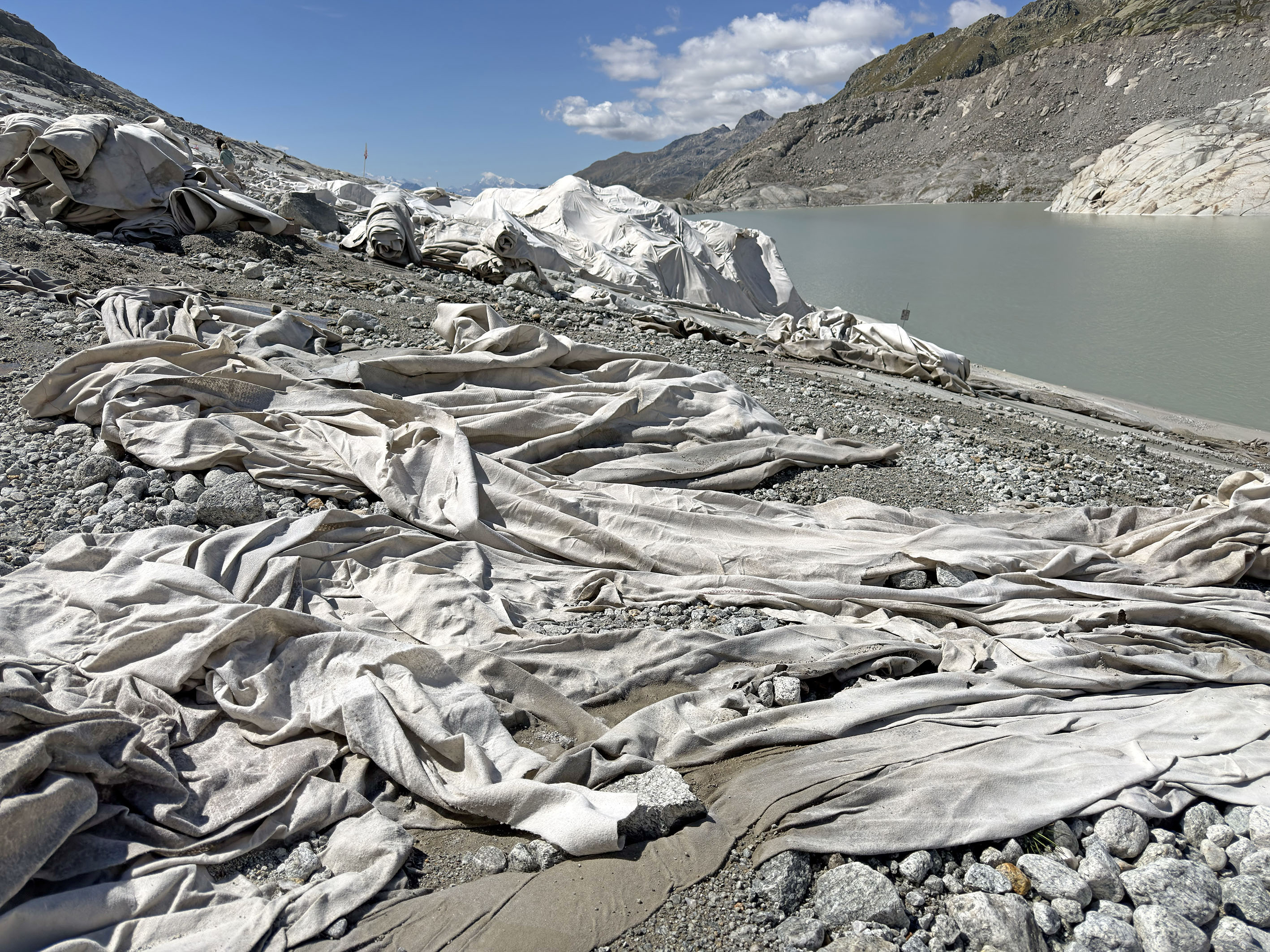 Eisgrotte am Rhonegletscher: Walliser Staatsrat bestätigt Ansicht von Umweltorganisationen"Installationen und Plastikblachen am Rhonegletscher sind illegal"