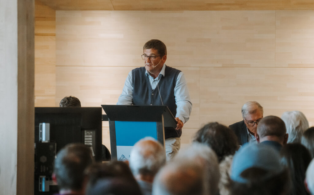 Geschäftsführer Martin Hug ordnet das Rekordergebnis ein: «Unser wirtschaftlicher Erfolg ist für uns kein Endpunkt, sondern die Grundlage dafür, die Zukunft der ZBAG und der Destination aktiv mitzugestalten. Die neuen Rekordwerte bestätigen unsere wirtschaftliche Stärke und schaffen den notwendigen Handlungsspielraum, um langfristig zu investieren und Innovationen voranzutreiben. Entscheidend für diesen Erfolg sind unsere Mitarbeitenden, die täglich mit grossem Engagement, hoher Professionalität und beeindruckender Einsatzbereitschaft für Qualität, Sicherheit und Gastfreundschaft sorgen.»