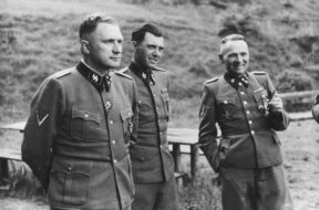 Richard_Baer,_Josef_Mengele,_Rudolf_Hoess,_Auschwitz._Album_Höcker
