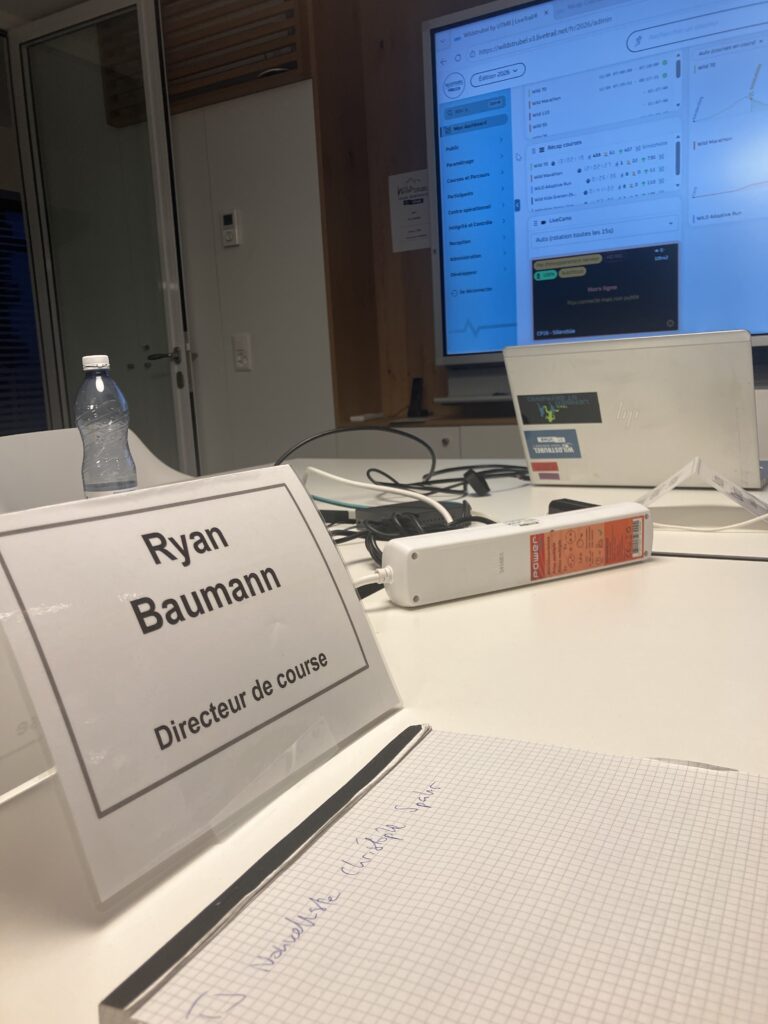 Der Arbeitsplatz von Rennleiter Ryan Baumann im Gemeindegebäudevon Crans-Montana. Vom permanent besetzten Kommandoposten aus verfolgt
die Organisation den Rennverlauf und koordiniert die Sicherheit der
Teilnehmenden. Foto Yannick Ziehli