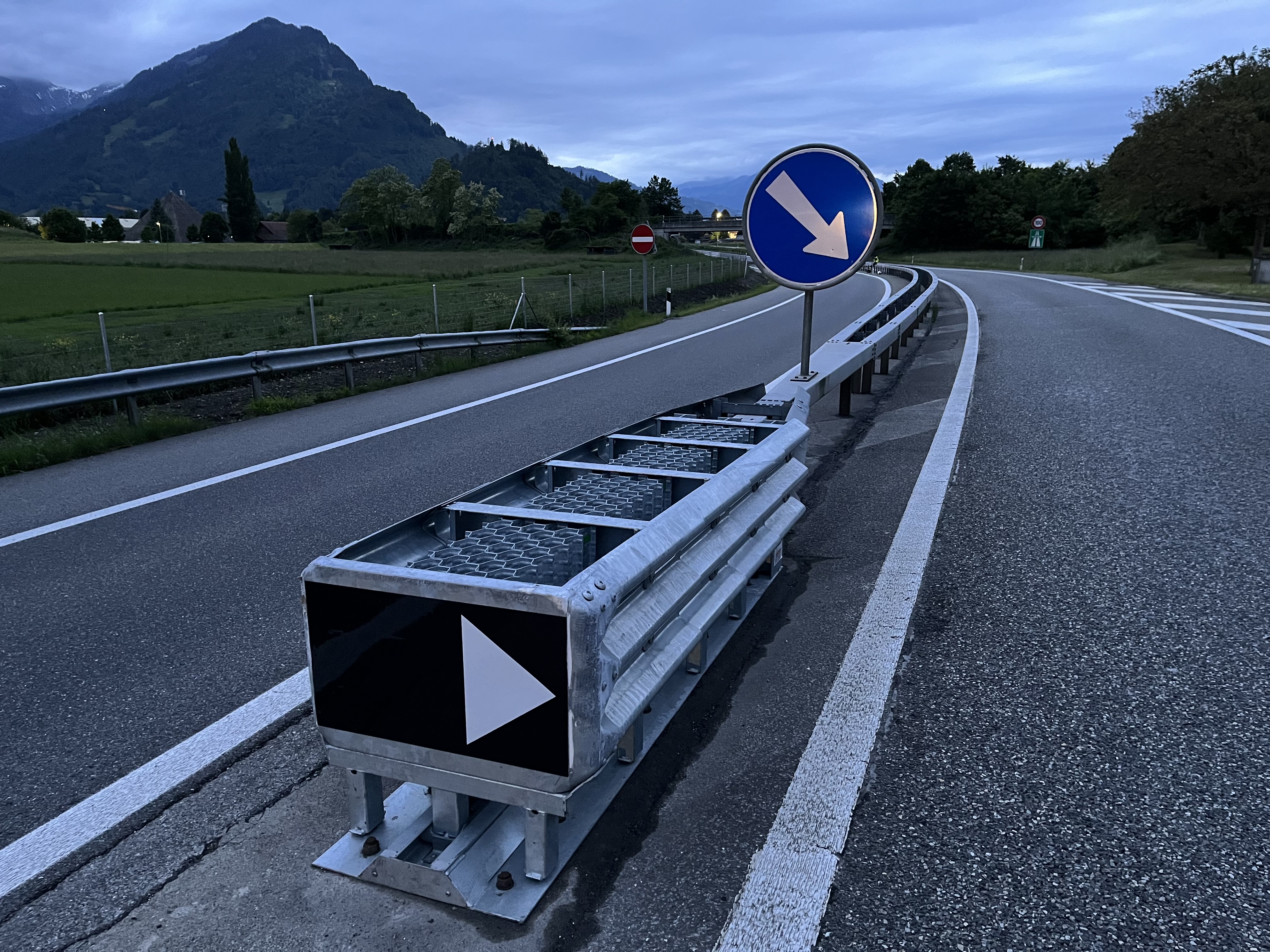 A9 Simplon: Anpralldämpfer für mehr SicherheitVerkehrssicherheit auf Simplonpaßstrecke: Heute fangen die Arbeiten an