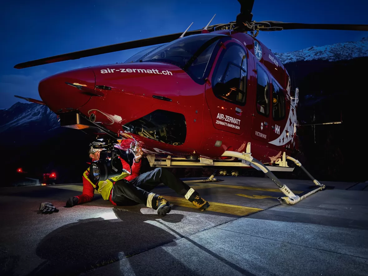 Nachtflug-Schulungen der Air ZermattPflicht, Praxis und Perfektion bei Rettungseinsätzen in der Dunkelheit