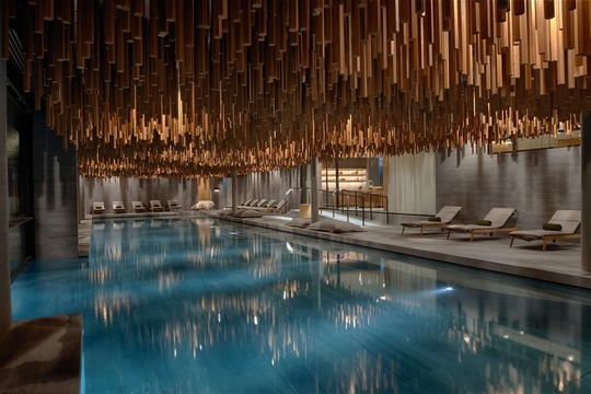 Eines der Schwimmbäder - das Six Senses hat auch ein Außenschwimmbad, siehe Beitrag weiter unten - des Luxushotels in Crans-Montana (Foto: zVg)